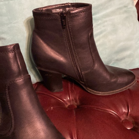 Cute black ankle boots. Nice gold hardware. Zips from the inside. Size 7 - Picture 4 of 4